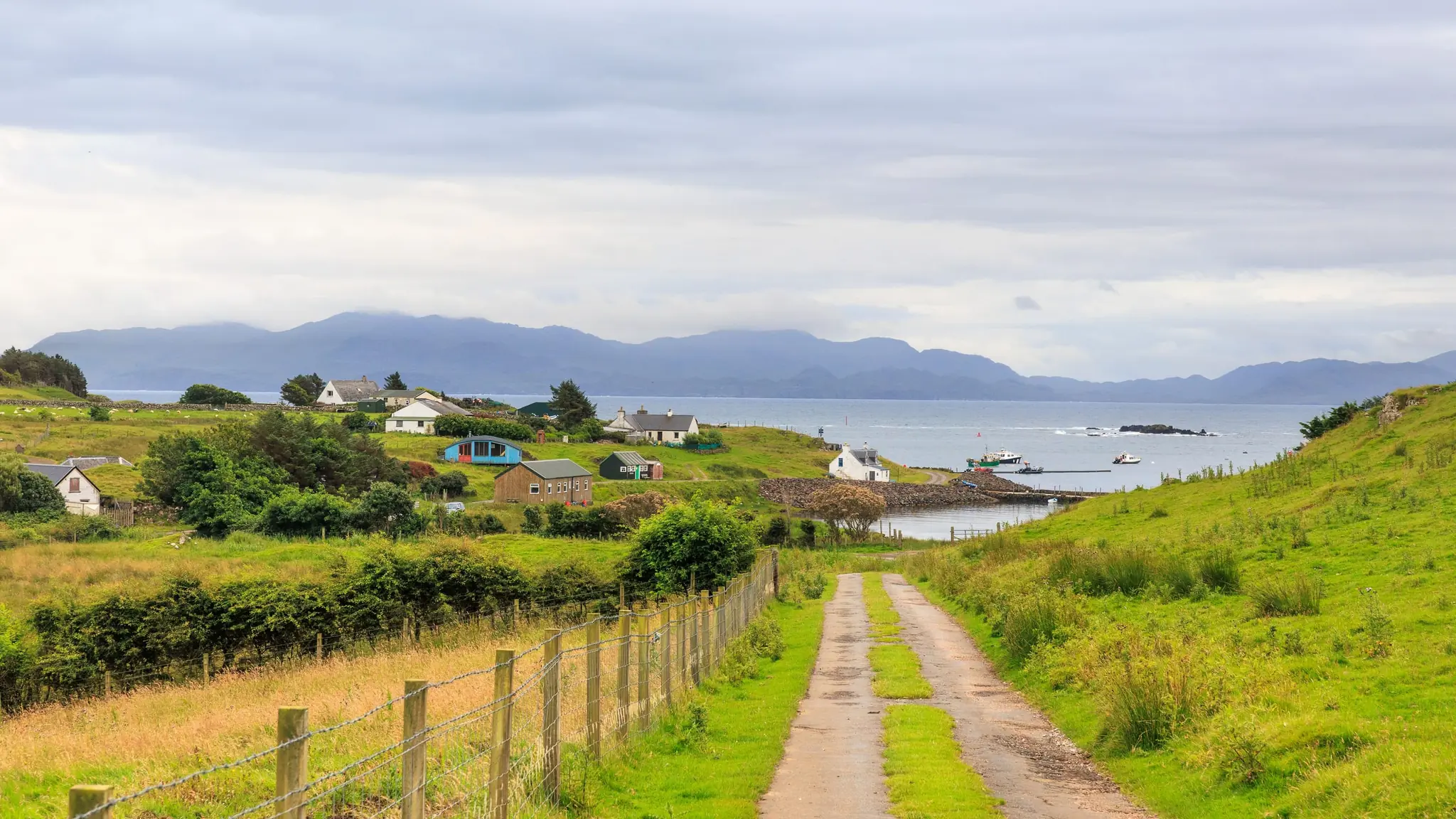 Ферибот на CalMac, приближаващ кей на Хебридите