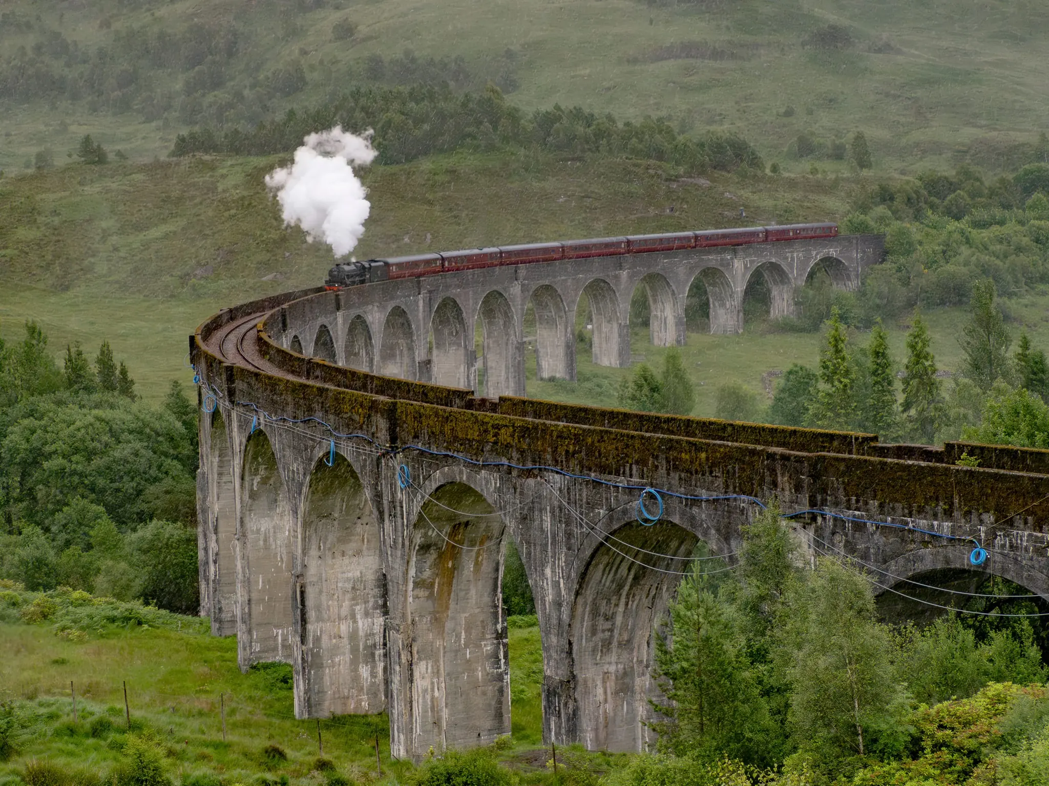 Влак, пресичащ виадукт в Хайлендс по West Highland Line