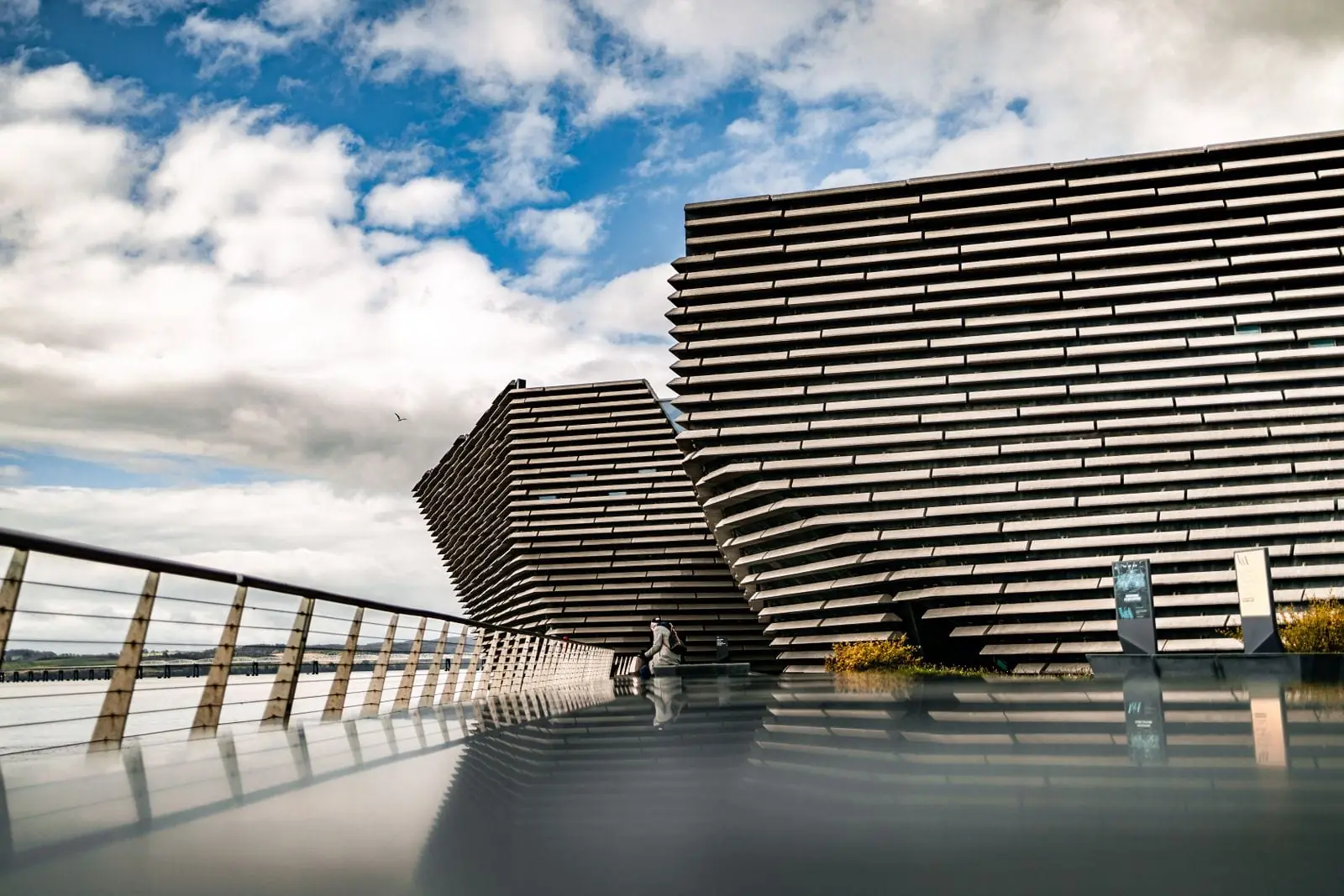 Изображение на V&A Dundee на крайбрежието