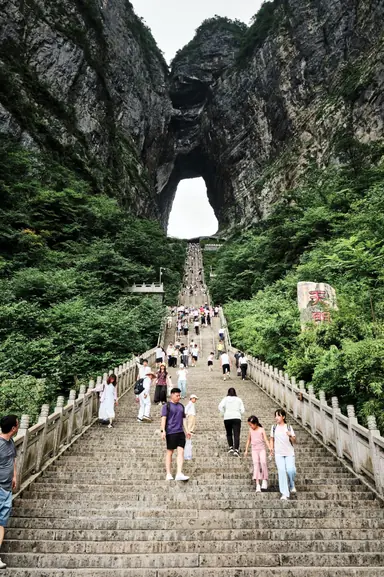 Image of the Tianmen Mountain cable car and cave